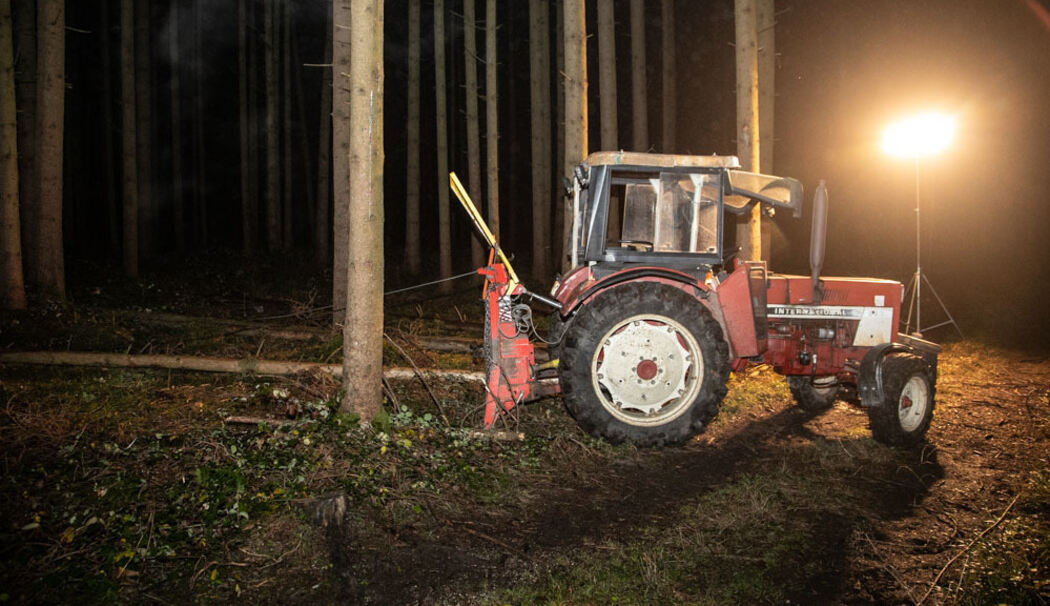 Laufen: Mann liegt tot vor Traktor in Wald bei Leobendorf – Tödlicher Arbeitsunfall?