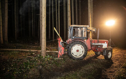 Laufen: Mann liegt tot vor Traktor in Wald bei Leobendorf – Tödlicher Arbeitsunfall?