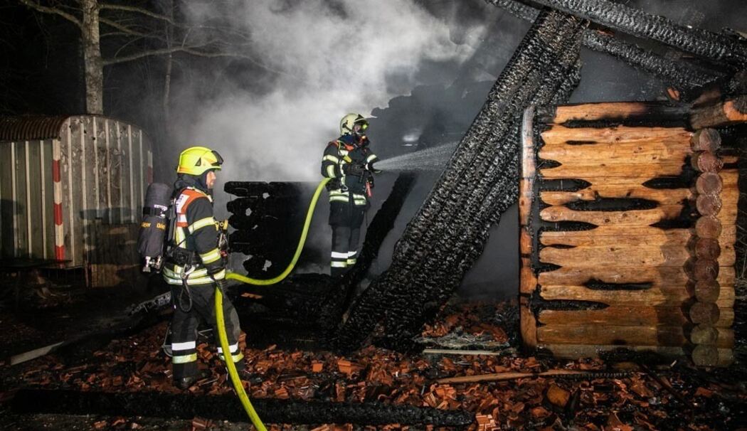 Siegsdorf: Hütten-Brand an Waldkindergarten in Eisenärzt: Brandstiftung nicht ausschließbar