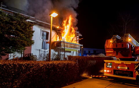 Traunreut: Toter und Schwerstverletzte bei Großbrand in Wohnhaus-Doppelhaushälfte