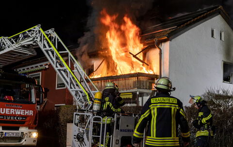 Traunreut: Toter und Schwerstverletzte bei Großbrand in Wohnhaus-Doppelhaushälfte