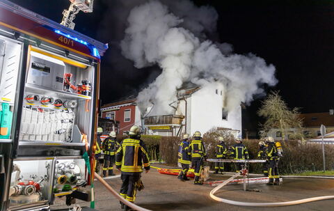 Traunreut: Ursache nach Wohnhausbrand mit zwei Toten noch unklar