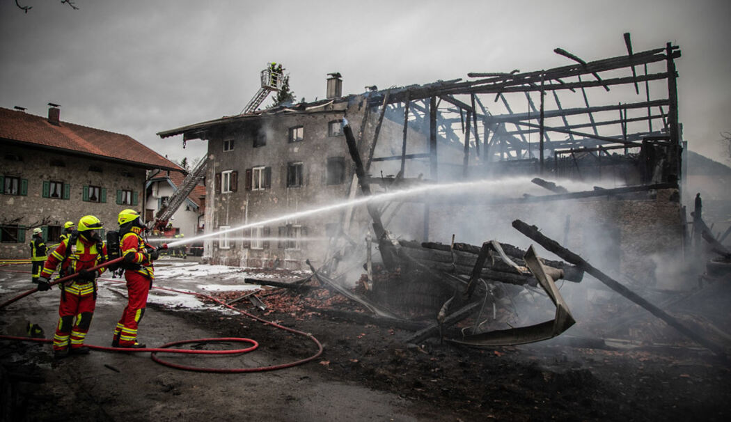 Marquartstein: Vollbrand in Bauernhaus: Drei Feuerwehrler bei Explosion verletzt