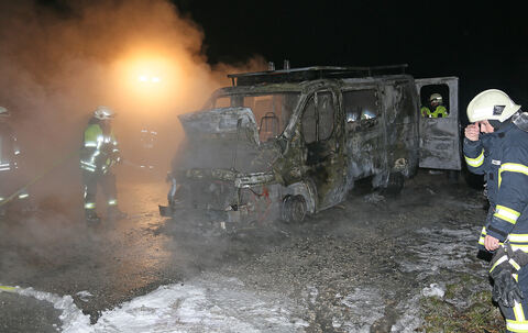 Teisendorf: Wohnmobil in Vollbrand – Fahrer rettet Hund und wird verletzt