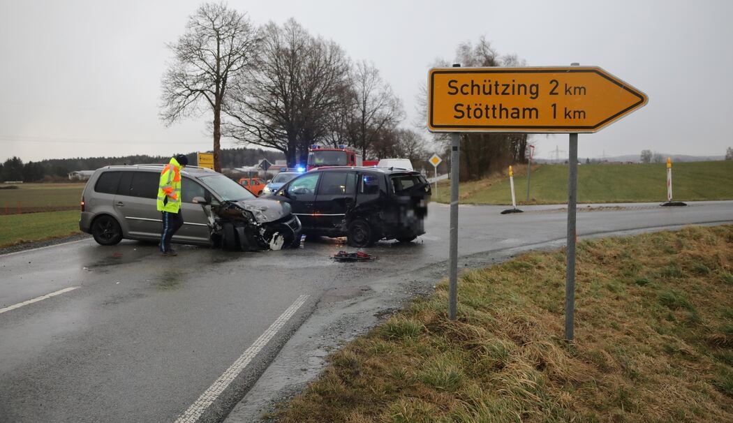 Chieming: Vollsperrung nach schwerem Unfall auf Staatsstraße 2095 bei Egerer