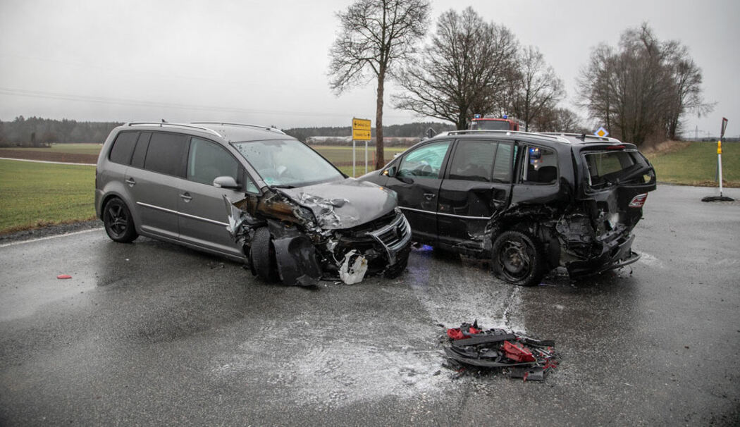 Chieming: Unfall auf St2095 bei Egerer fordert vier Verletzte – Frontalunfall