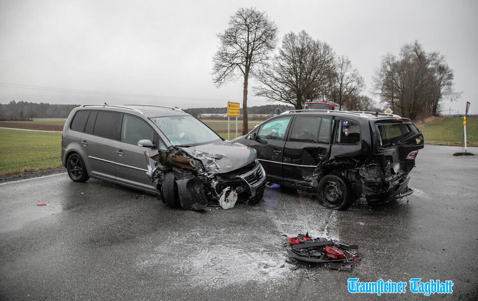 Chieming: Unfall auf St2095 bei Egerer fordert vier Verletzte – Frontalunfall