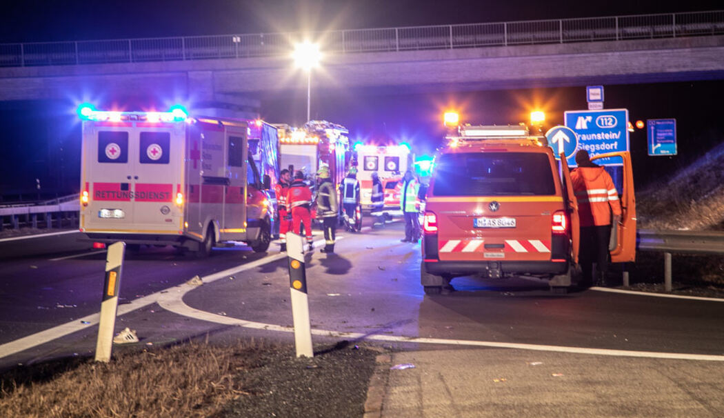 Siegsdorf: Tödlicher Unfall auf A8 – Junger Mann (21) von Auto erfasst – tot