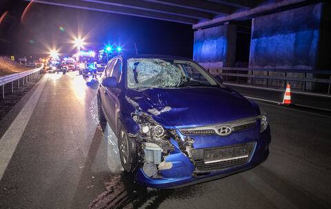 Siegsdorf: Tödlicher Unfall auf A8 – Junger Mann (21) von Auto erfasst – tot