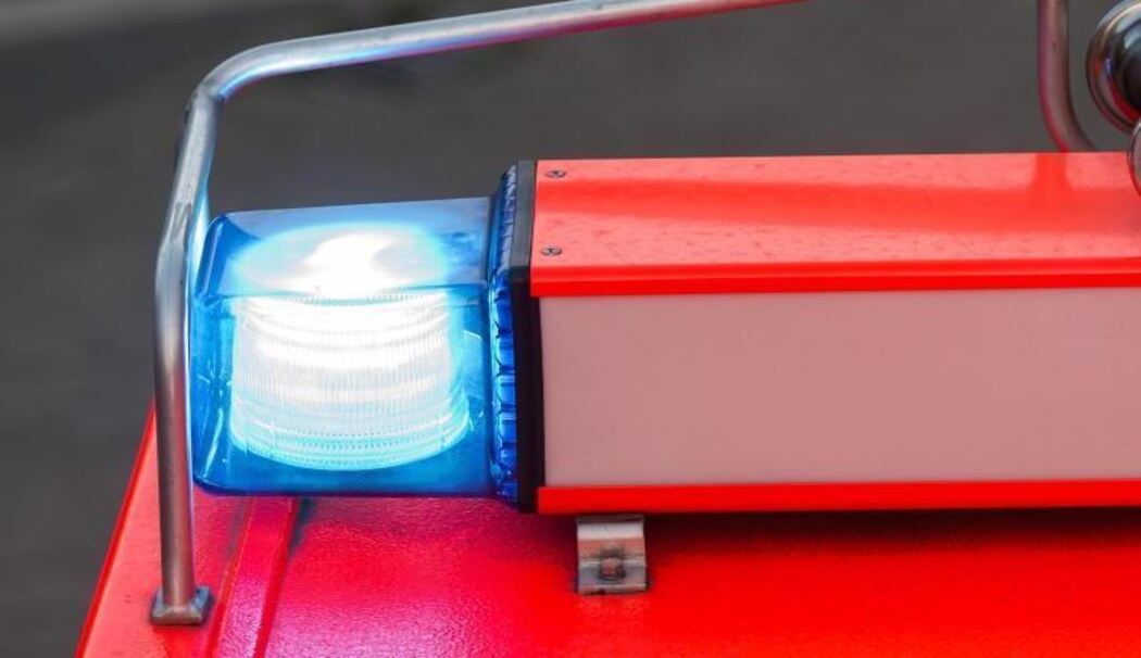 Ein Blaulicht leuchtet an einem Löschfahrzeug der Feuerwehr