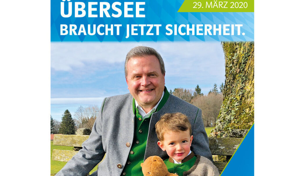 Übersee: GfÜ-Gemeinderat Stefan Haneberg stellt Wahlplakat von Noch-Bürgermeister Nitschke nach Übersee: GfÜ-Gemeinderat Stefan Haneberg stellt Wahlplakat von Noch-Bürgermeister Nitschke nach