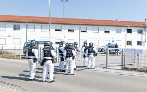 Traunreut: Großeinsatz in Asylunterkunft – Bewohner positiv auf Coronavirus getestet