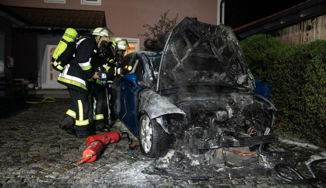 Kirchanschöring: Auto-Brand vor Wohnhaus in Hipflham  – Feuerwehr im Einsatz