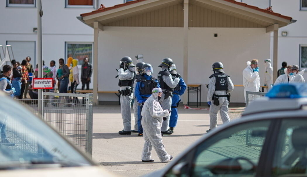 Traunreut: 13 weitere Covid-19-Befunde: Erneut Großeinsatz in Asylunterkunft