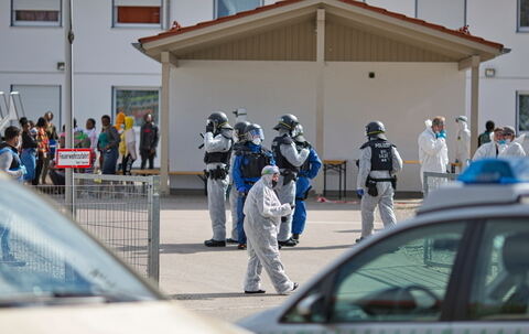 Traunreut: 13 weitere Covid-19-Befunde: Erneut Großeinsatz in Asylunterkunft