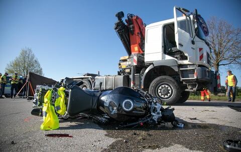 Teisendorf: Motorradfahrer stirbt bei schwerem Unfall mit Lkw auf der St 2103 bei Schönram/Weildorf
