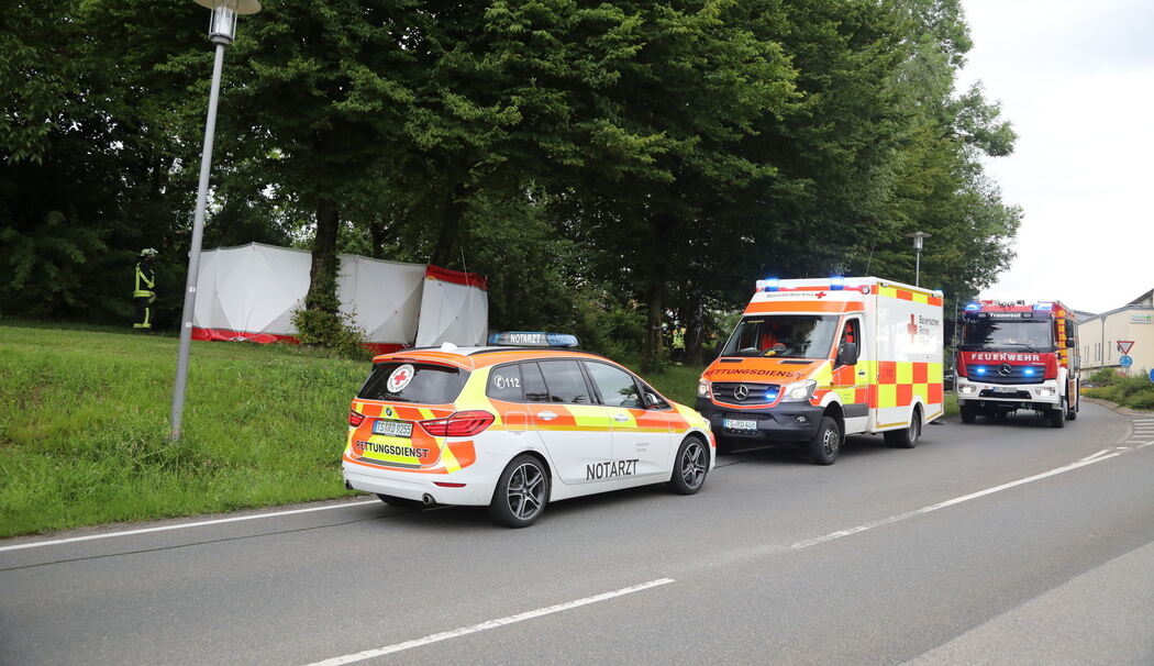 Traunreut: Toter Mann auf Parkbank löst Großeinsatz aus – Polizei ermittelt nach Leichenfund Traunreut: Toter Mann auf Parkbank löst Großeinsatz aus – Polizei ermittelt nach Leichenfund