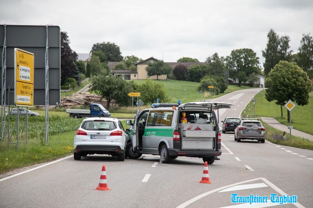 Traunreut: Unfall mit Polizeiwagen während Einsatzfahrt - Einsatzfotos von Feuerwehr, Polizei ...