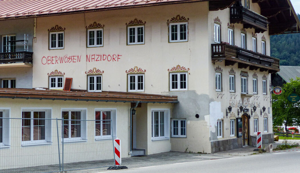 Unterwössen: Staatsschutz ermittelt nach Schriftzug "Oberwössen Nazidorf" an Gasthof zur Post