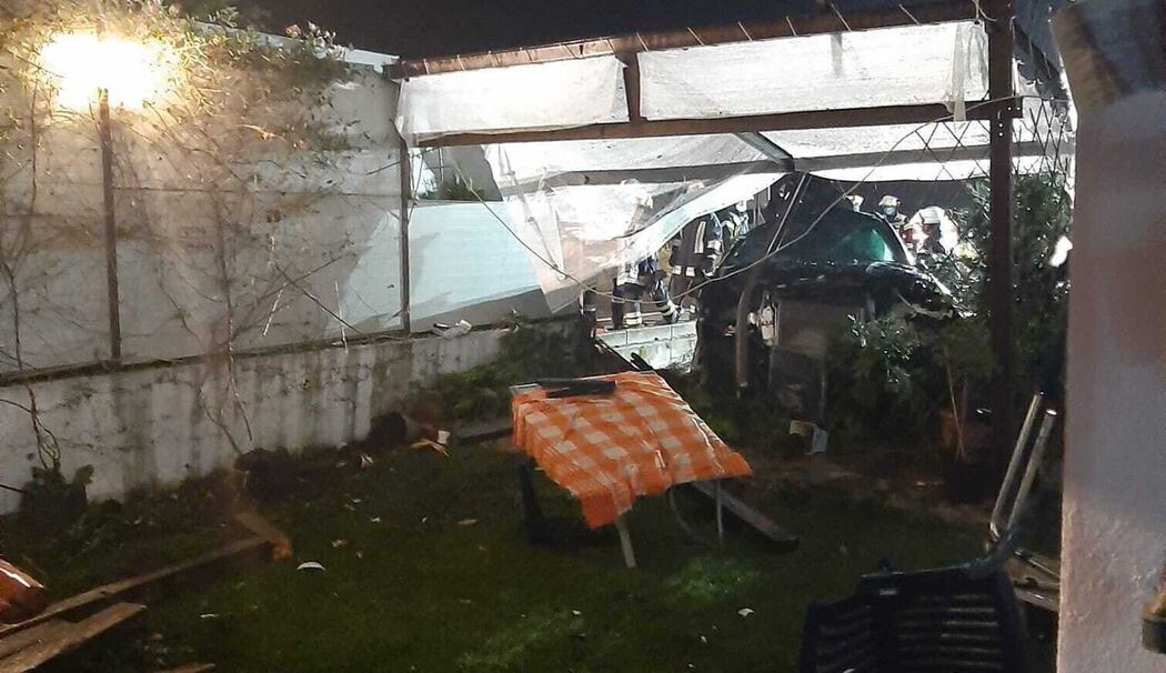 Trostberg: Betrunkener BMW-Fahrer landet an B299 bei schwerem Unfall mit Auto in Grundstück