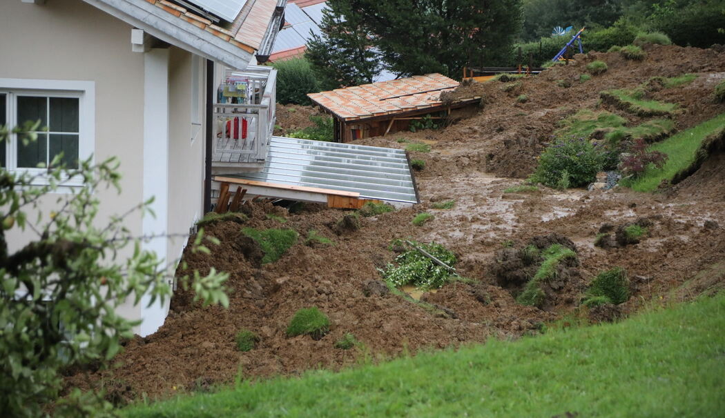 Anger: Erdhang rutscht gegen Wohnhaus – Murenabgang fordert Einsatzkräfte