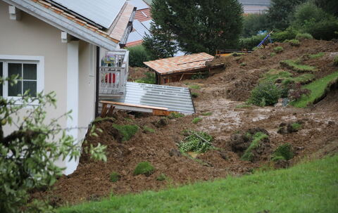 Anger: Erdhang rutscht gegen Wohnhaus – Murenabgang fordert Einsatzkräfte