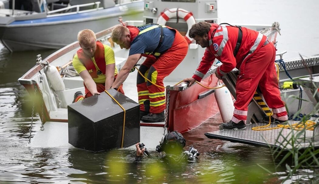 Waging: Wasserwacht und Polizei bergen aufgebrochenen Tresor aus Waginger See – Ermittlungen laufen