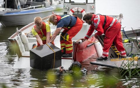 Waging: Wasserwacht und Polizei bergen aufgebrochenen Tresor aus Waginger See – Ermittlungen laufen