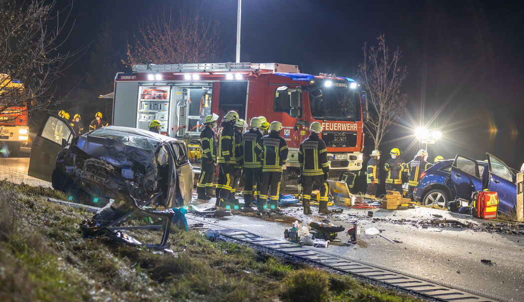 Nußdorf: Ein Toter bei schwerem Frontalunfall zwischen Chieming und Sondermoning – Großeinsatz