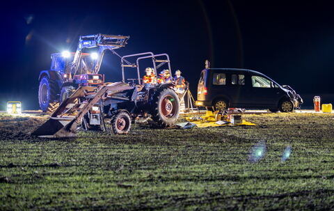 Obing: Schwerer Unfall bei Obing zwischen Traktor und Auto