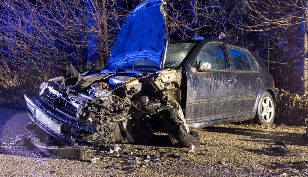 Auto und LKW streifen sich, Mühldorfer verletzt im Krankenhaus