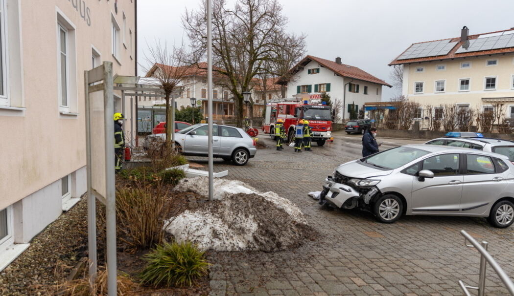 Audi schleudert gegen Rathaustür