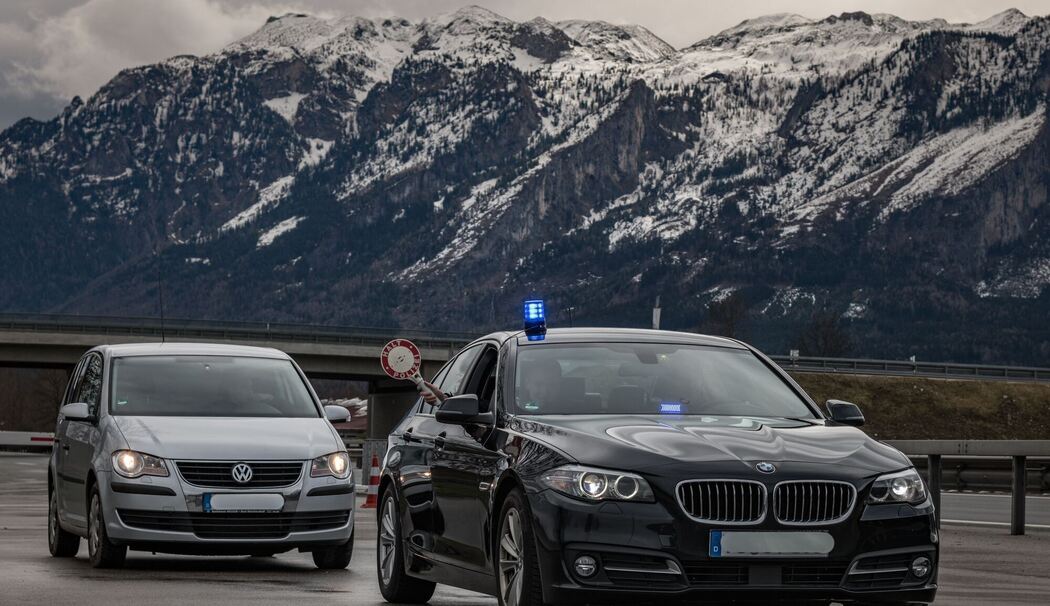Raubling Zwei per Haftbefehl gesuchte Personen überführt Raubling Zwei per Haftbefehl gesuchte Personen überführt