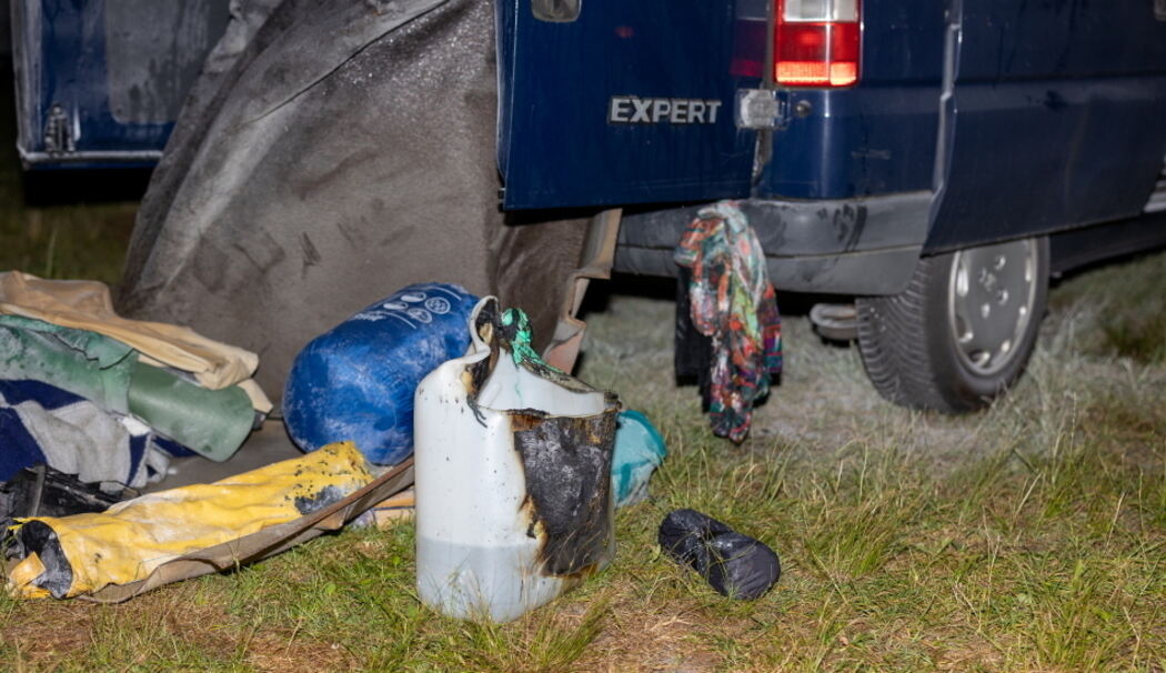 Kastenwagen geht auf Campingplatz in Flammen auf Kastenwagen geht auf Campingplatz in Flammen auf