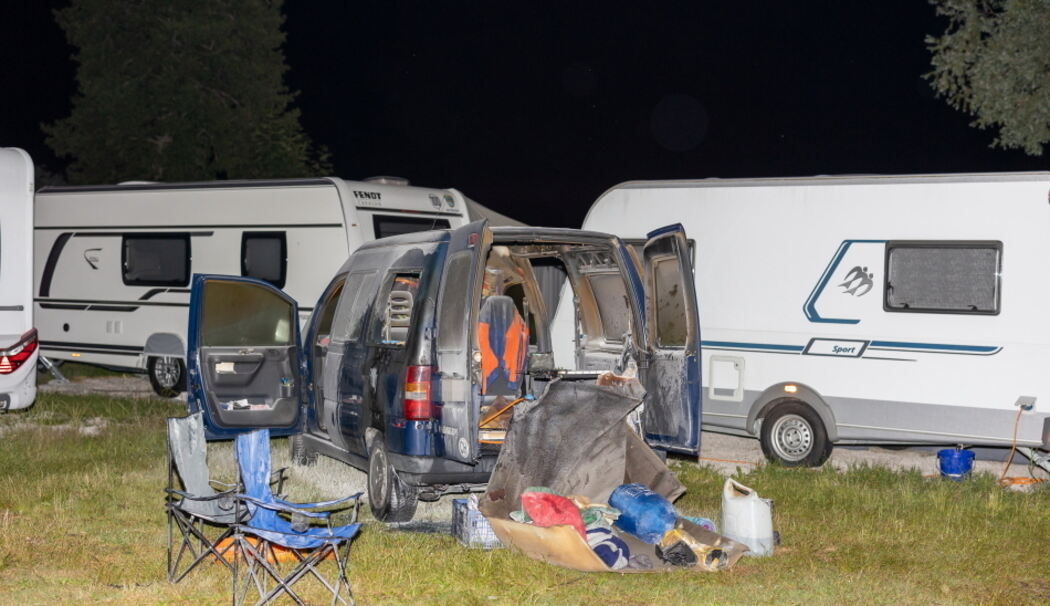 Kastenwagen geht auf Campingplatz in Flammen auf Kastenwagen geht auf Campingplatz in Flammen auf