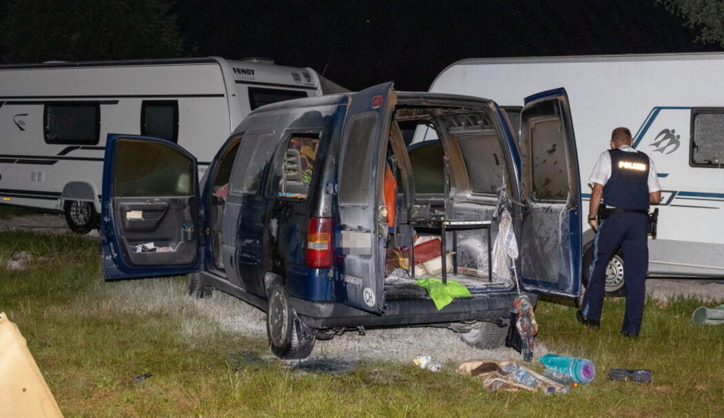 Kastenwagen geht auf Campingplatz in Flammen auf Kastenwagen geht auf Campingplatz in Flammen auf