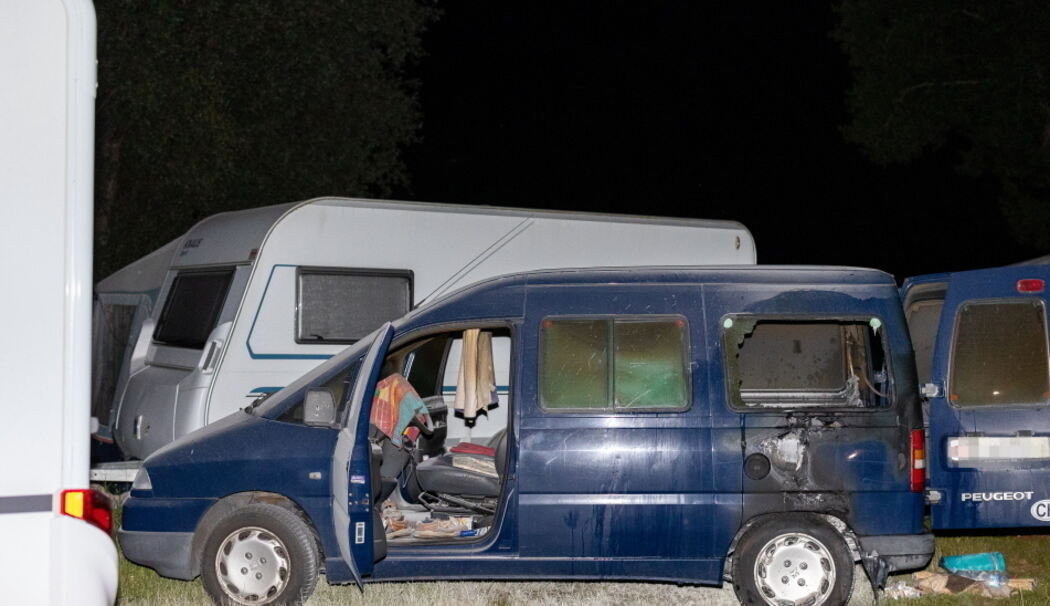 Kastenwagen geht auf Campingplatz in Flammen auf Kastenwagen geht auf Campingplatz in Flammen auf