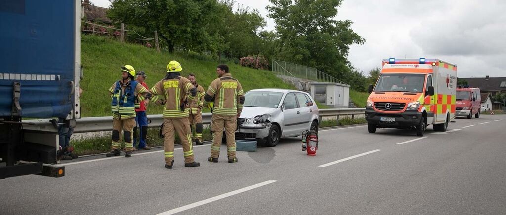 fridolfing unfall auf der b20 rentnerin nimmt lkw die vorfahrt
