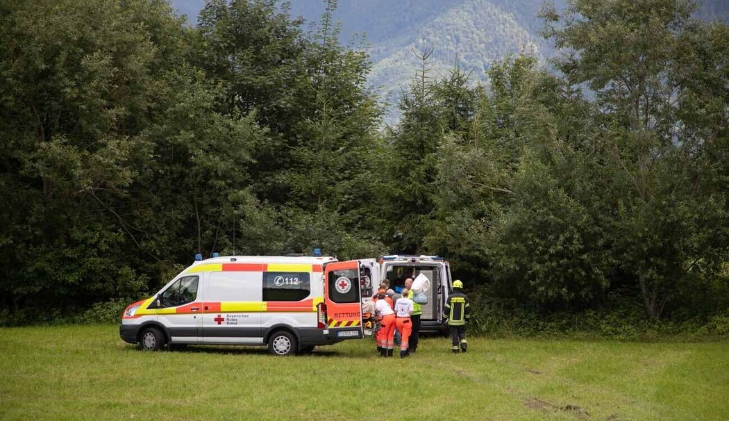Drei Verletzte und 90.000 Euro Schaden: Krankentransport kommt von der Fahrbahn ab Drei Verletzte und 90.000 Euro Schaden: Krankentransport kommt von der Fahrbahn ab