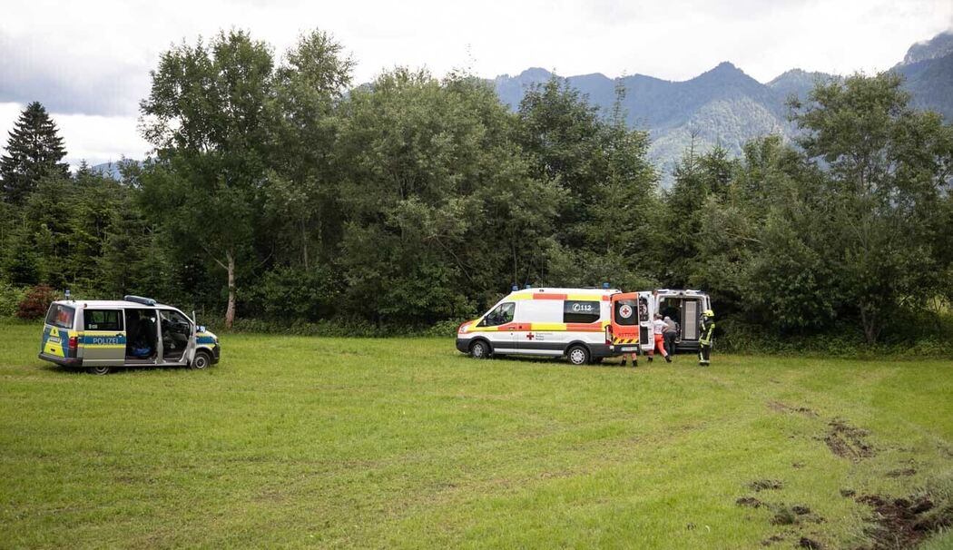 Drei Verletzte und 90.000 Euro Schaden: Krankentransport kommt von der Fahrbahn ab Drei Verletzte und 90.000 Euro Schaden: Krankentransport kommt von der Fahrbahn ab