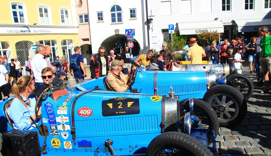 PS-starke und laute Motoren: Bugatti-Treff in Traunstein