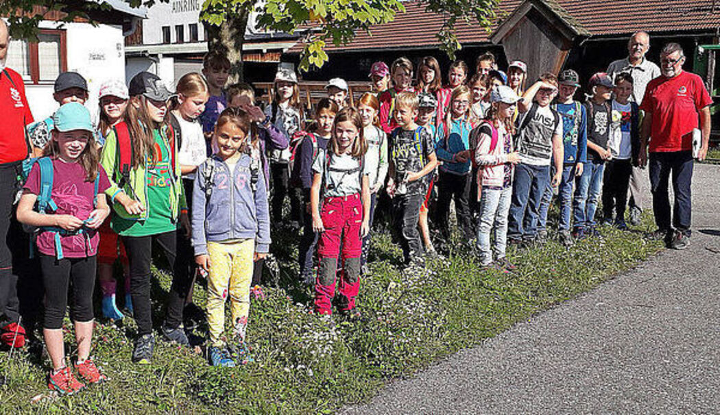 Bergwacht Teisendorf-Anger wandert mit 30 Kindern durchs Ainringer Moos