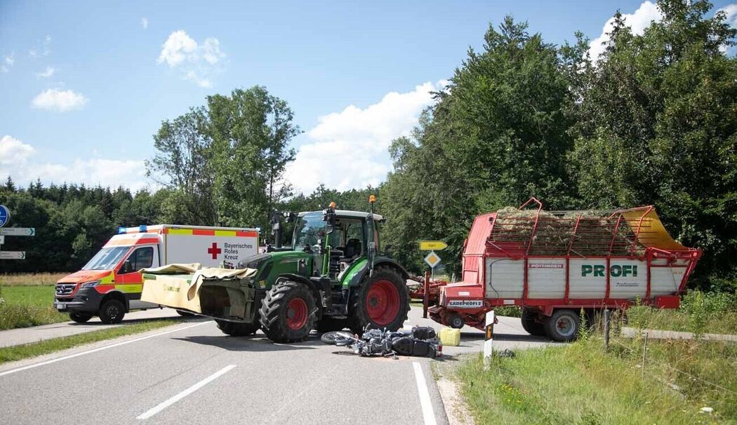 Traktor nimmt Motorradfahrer die Vorfahrt