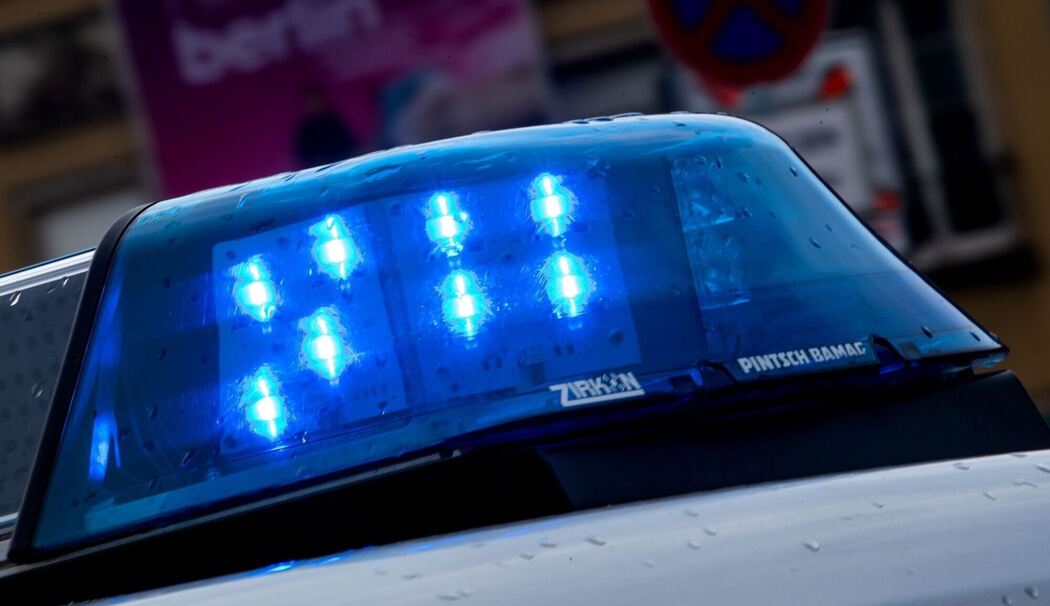 Ein Blaulicht leuchtet auf dem Dach eines Streifenwagens
