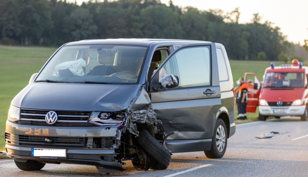VW Bus gerät in Gegenverkehr – Sechs Personen verletzt