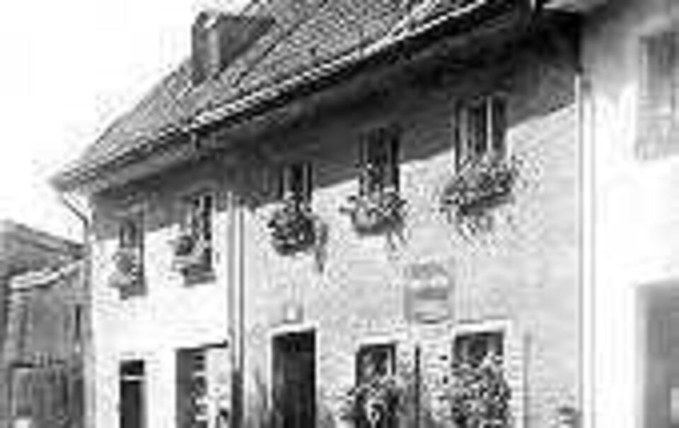 Das Haus am Traundamm 5, rechts der Bildhauer, neben ihm seine Frau Amalia
