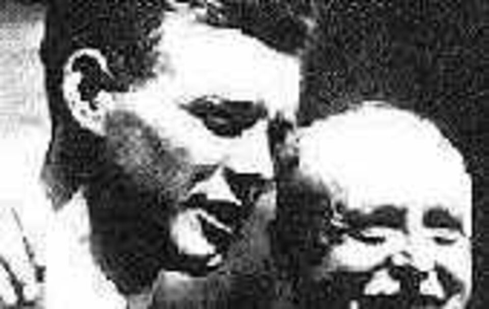 Charles Lindbergh unmittelbar nach seinem Allein-Flug über den Atlantik, auf dem Rollfeld von Le Bourget (bei Paris). Einer der Charles Lindbergh unmittelbar nach seinem Allein-Flug über den Atlantik, auf dem Rollfeld von Le Bourget (bei Paris). Einer der