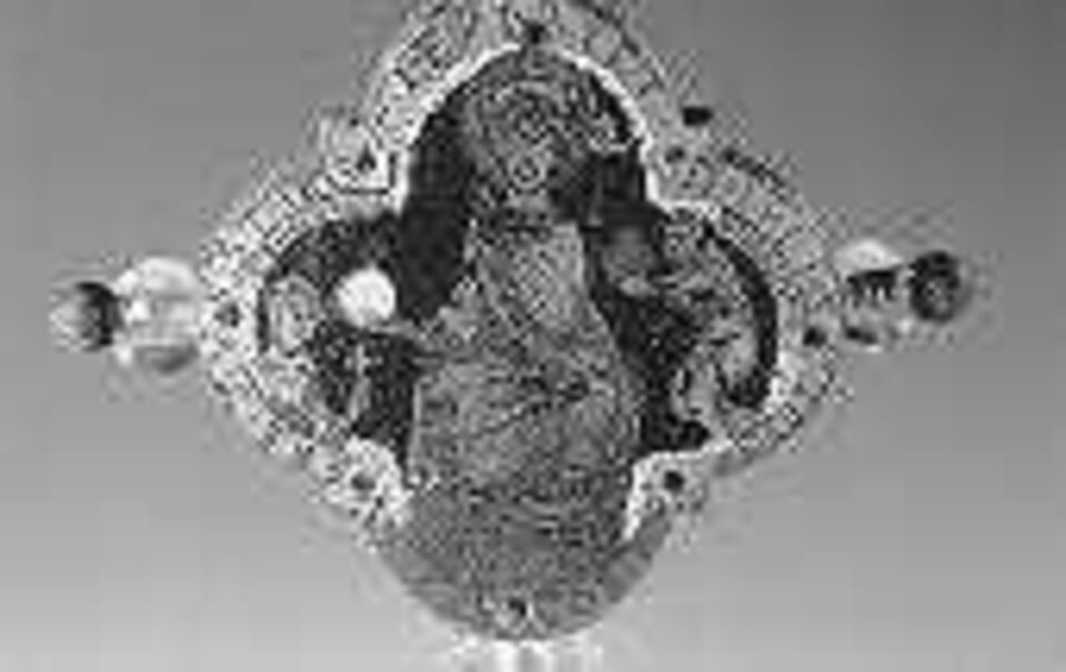Reliquiar Kaiser Heinrichs, das sich heute im Louvre in Paris befindet.