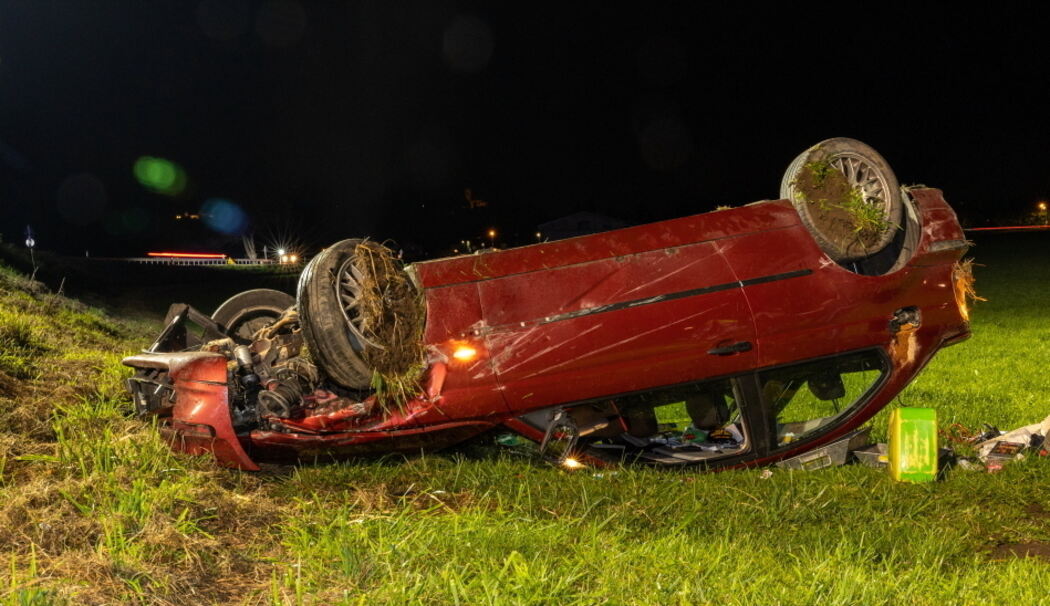 BMW-Fahrer walzt Leitplanke nieder und stürzt 10 Meter Abhang hinunter