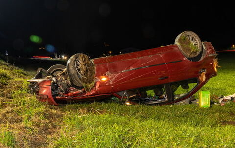 BMW-Fahrer walzt Leitplanke nieder und stürzt 10 Meter Abhang hinunter